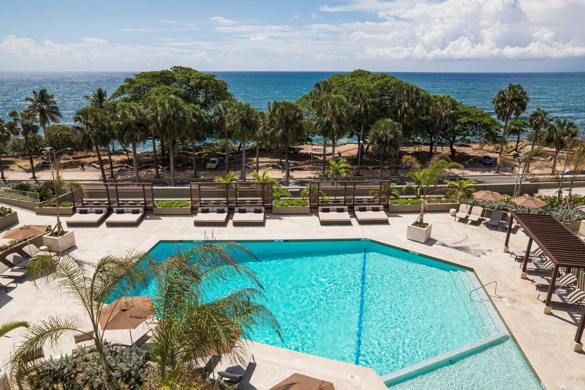 Suite Studio 1 Chambre avec Accès au Salon Club - Vue Directe sur Piscine